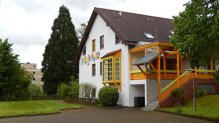 Was wird aus der geschlossenen Lohrer Jugendherberge und dem weitläufigen Grundstück? Die Baugenossenschaft Lohr wollte ein Interesse daran weder dementieren noch bestätigen. In der Gegend ist sie bereits mit den zwei Wohnblöcken Brunnen?wiesenweg 7 und Eichenstraße 17 (im Hintergrund links) präsent.