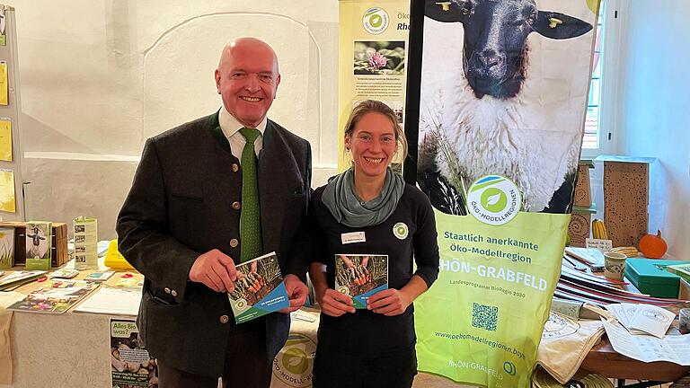 Landrat Thomas Habermann und Maike Hamacher, Managerin der Öko-Modellregion, mit dem druckfrischen Bio-Einkaufsführer der Öko-Modellregion Rhön-Grabfeld. Landrat Thomas Habermann und Maike Hamacher, Managerin der Öko-Modellregion, mit dem druckfrischen Bio-Einkaufsführer der Öko-Modellregion Rhön-Grabfeld.