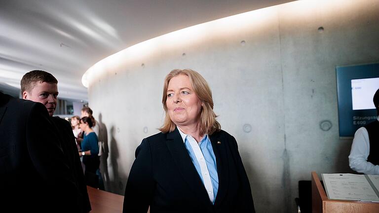 Untersuchungsausschuss befasst sich mit deutschem Atomausstieg - Bundestagspräsidentin Bärbel Bas (SPD) auf dem Weg zur ersten Sitzung des Untersuchungsausschusses zum deutschen Atomausstieg. Untersuchungsausschuss befasst sich mit deutschem Atomausstieg - Bundestagspräsidentin Bärbel Bas (SPD) auf dem Weg zur ersten Sitzung des Untersuchungsausschusses zum deutschen Atomausstieg.