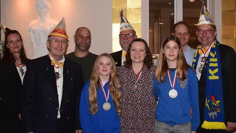 Ehrungen der Fastnacht-Verbands Franken für verdiente KiKaG-Mitglieder (von links): Sabrina Imasuen-Ziegler, Hubert Henneberger, Dominik Stockmeyer, Merle Klausnitzer, Rainer Müller, Ann-Katrin Götz, Mia Kretzer, Christian Steigenberger und Horst Podschun.