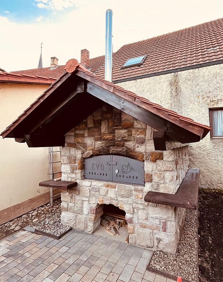 Das Brotbackhaus der Dingolshäuser Eigenheimer in voller Pracht - mit über 700 Helferstunden wurde das Projekt von der Planung bis zur Fertigstellung in Eigenregie mit großer Unterstützung von Vereinsmitgliedern und interessierten Bürgern umgesetzt. Das Brotbackhaus der Dingolshäuser Eigenheimer in voller Pracht - mit über 700 Helferstunden wurde das Projekt von der Planung bis zur Fertigstellung in Eigenregie mit großer Unterstützung von Vereinsmitgliedern und interessierten Bürgern umgesetzt.