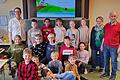 Klasse 4b der Freiherr-von-Zobel Grundschule Großrinderfeld, Referentin Dr. Isabell Arnstein (links), Hans Slama und Mundartsprecherin Helga Koch (rechts).