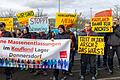 Mit Plakaten und Trillerpfeifen protestierten mehr als hundert Beschäftigte aus dem Kaufland-Lager am Freitag gegen die Stellenabbau-Pläne ihres Arbeitgebers. Bis zu 350 von rund 500 tariflich angestellten Mitarbeitenden in Donnersdorf droht die Kündigung. Sie sollen durch Werkarbeitende ersetzt werden.