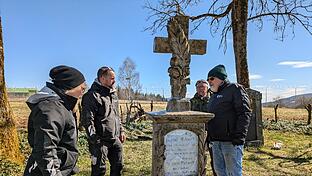 Begutachtung der anstehenden Aufgaben an den alten Grabdenkmälern. Das Bild zeigt von links: Denise Ullrich, Tobias Hummel, Klaus Schuhmann und Dietmar Ullrich.       -  Begutachtung der anstehenden Aufgaben an den alten Grabdenkmälern. Das Bild zeigt von links: Denise Ullrich, Tobias Hummel, Klaus Schuhmann und Dietmar Ullrich.