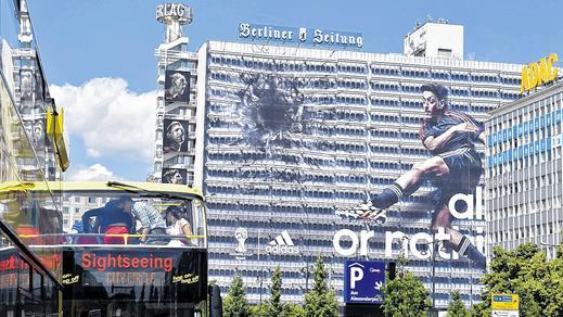 Treffer: Mesut Özil an der Hausfassade eines Berliner Verlages am Alexanderplatz. Adidas hat anlässlich der Fußball-WM die komplette Fassade mit einer Werbung behangen.