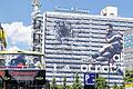 Treffer: Mesut Özil an der Hausfassade eines Berliner Verlages am Alexanderplatz. Adidas hat anlässlich der Fußball-WM die komplette Fassade mit einer Werbung behangen.