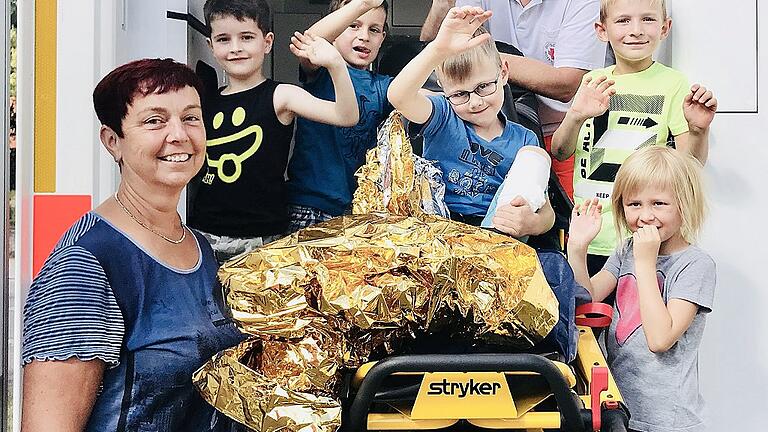 Die Kinder durften zusammen mit Kindergartenleiterin Eva-Maria Stühler (vorne links) den Rettungwagen anschauen und bekamen von Rettungssanitäter Michael Will (hinten rechts) vieles erklärt. Linus, Jakob, Paul, Jonas und Zoé (von links) hatten viel Spaß.