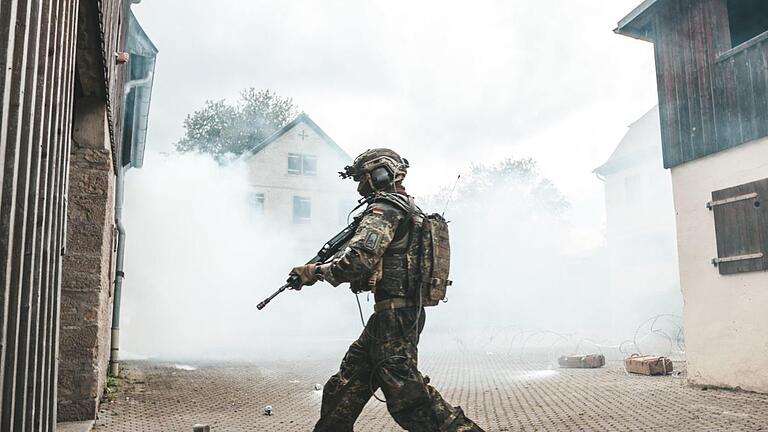 Die modulare Kampfausstattung ist im Orts-und Häuserkampf vielseitig einsetzbar. Fotos: Bundeswehr/Alena Schleicher - Die modulare Kampfausstattung ist im Orts-und Häuserkampf vielseitig einsetzbar. Fotos: Bundeswehr/Alena Schleicher Die modulare Kampfausstattung ist im Orts-und Häuserkampf vielseitig einsetzbar. Fotos: Bundeswehr/Alena Schleicher - Die modulare Kampfausstattung ist im Orts-und Häuserkampf vielseitig einsetzbar. Fotos: Bundeswehr/Alena Schleicher