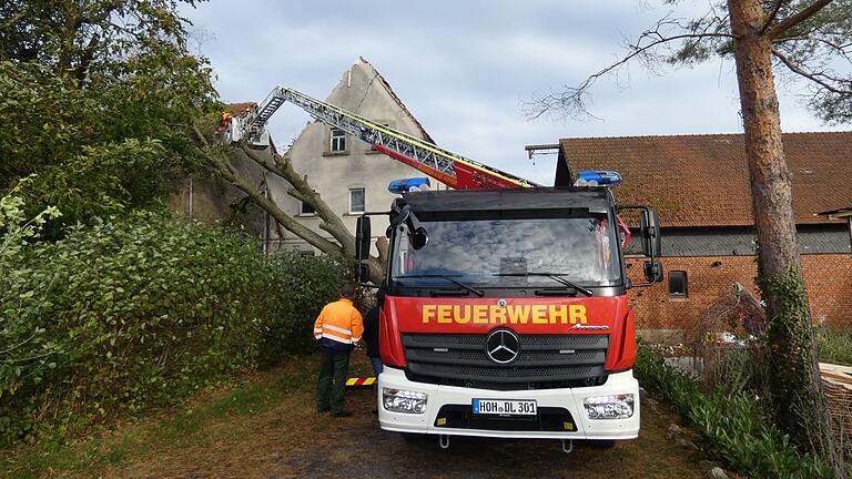 Die Feuerwehr Hofheim half mit ihrer Drehleiter, dass der Baum in Allertshausen Stück für Stück entfernt werden konnte.