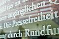 Klar ist: Wo Medien nicht uneingeschränkt über Unrecht, Korruption, Machtmissbrauch, Menschenrechtsverletzungen oder Demonstrationen berichten können, stirbt die Demokratie.