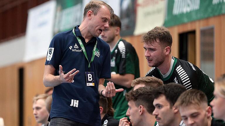 Johannes Heufelder, Trainer der Wölfe Würzburg (hier im Heimspiel gegen den SV Salamander Kornwestheim am 2. September 2023) musste gegen Ende des Derbys beim HC Erlangen auf Kreisläufer Michel Reitemann (rechts) verzichten. Johannes Heufelder, Trainer der Wölfe Würzburg (hier im Heimspiel gegen den SV Salamander Kornwestheim am 2. September 2023) musste gegen Ende des Derbys beim HC Erlangen auf Kreisläufer Michel Reitemann (rechts) verzichten.