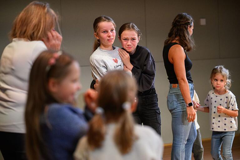 Schauspiel-Crashkurs: Vor allem die jungen Besucherinnen und Besucher versuchen sich am Sonntag (22.09.24) beim Theaterfest am Mainfranken Theater in Würzburg auf der Probebühne unter Leitung von Jenny Holzer in der Schauspielerei. Das Theaterfest bietet allen kleinen und großen Gästen ein vielfältiges Programm, darunter verschiedene Workshops mit Ensemblemitgliedern und Blicke hinter die Kulissen sowie Premierenmatineen der Produktionen, Maria Stuart, In den Alpen und Medea.