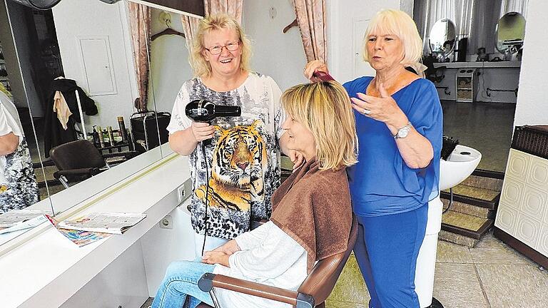 50 Jahre am Frisiertisch: Friseurmeisterin Ute Seitz-Lauth hat auch mit 73 Jahren unverändert Spaß an ihrem Beruf., wie auch dieses Foto zusammen mit Tochter und Friseurmeisterin Birgit Reichert (links) zeigt.