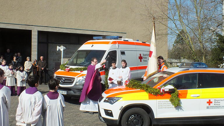 Segnung der Fahrzeuge vor der Josefskirche.