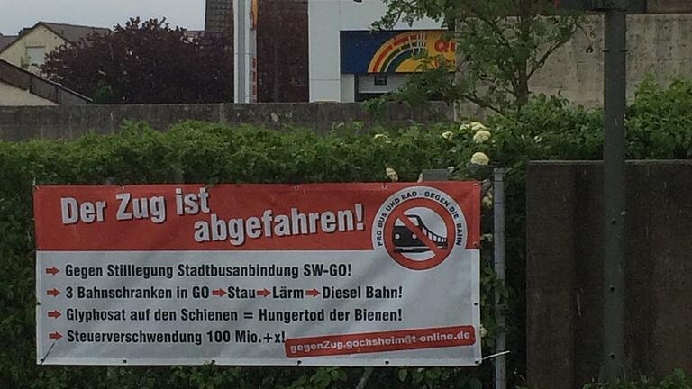 Mit solchen Plakat spricht sich in Gochsheim eine Bürgerinitiative gegen die Wiederbelebung der Bahnlinie aus.