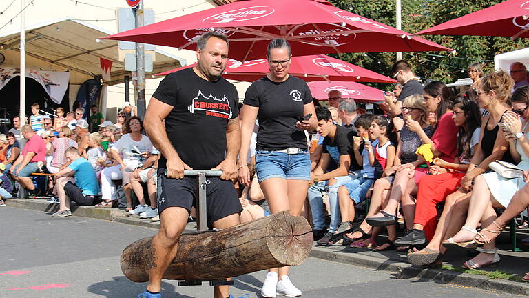 Drei Tage lang wurde in Randersacker zum letzten Mal die Kirchweih gefeiert. Am Freitag begann der ganztägige Festbetrieb und am Abend fand dann der sportliche Teil mit dem Open Air Kreuzheben statt. Der Höhepunkt des Festes war dann der Sonntag Nachmittag. Denn da wurde wieder einmal der stärkste Mann der Kirchweih gesucht.