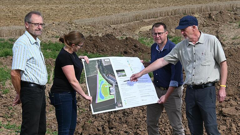 Joachim Omert vom Amt für ländliche Entwicklung (ALE, rechts) erläuterte kürzlich den Beteiligten das geplante Rückhaltebecken bei Acholshausen. Mit im Bild (von links) der Vorbesitzer der Fläche, Karl Barthel, Martina Kamm-Hörner (ALE) und Bürgermeister Johannes Menth.&nbsp;