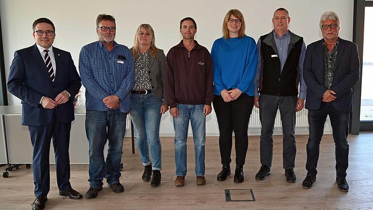 Über das 25-jährige Dienstjubiläum im Jahr 2022 freute sich Landrat Christoph Schauder mit Jürgen Ganz, Martina Löffler, Mario Kempf, Diana Gerner und Gregor Seitz sowie mit dem Personalratsvorsitzenden Peter Ebert (von links).&nbsp;