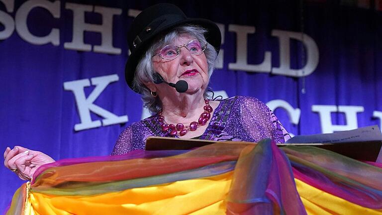 Die Grande Dame des Hirschfelder Faschings: Hedwig Weth. Die Grande Dame des Hirschfelder Faschings: Hedwig Weth.