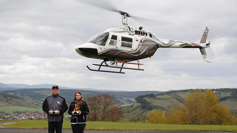 Peter und Michelle Holtackers widmen sich dem Modellhubschrauberflug.  Foto: Wolfgang Dünnebier       -  Peter und Michelle Holtackers widmen sich dem Modellhubschrauberflug.  Foto: Wolfgang Dünnebier