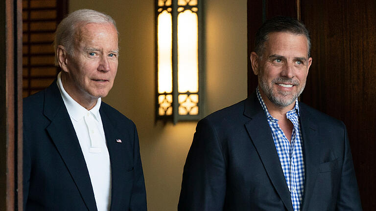 Hunter Biden und der US-Wahlkampf.jpeg       -  Bilder aus besseren Zeiten: US-Präsident Joe Biden mit seinem Sohn Hunter Biden im August 2022 nach dem Besuch einer katholischen Messe.