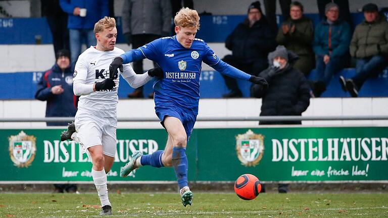 Paul Obrusnik (rechts) vom FV 04 Würzburg gewinnt im Heimspiel gegen Cham das Laufduell gegen Felix Voigt. In der Bayernliga laufen die Nullvierer als Tabellen-17. derzeit hinterher.