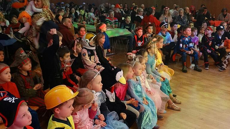 Gespannt verfolgten die Kinder den Darbietungen des GCC.