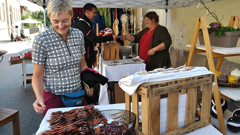 Hingucker, soweit das Auge reicht: Wie im Vorjahr, als das Foto entstand, wird es auch diesmal wieder viel zu sehen geben beim 27. Kunsthandwerkermarkt in Bad Königshofen.