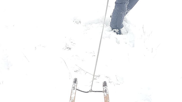 Winterfreuden auf den Iphöfer Holzwiesen. Maria zieht den Schlitten nach oben. Winterfreuden auf den Iphöfer Holzwiesen. Maria zieht den Schlitten nach oben.