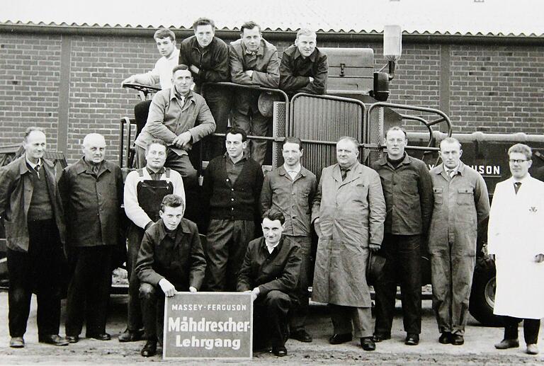 Im Jahr 1961 hat Fritz Horn (vorne links) im Alter von 14 Jahren den Mähdrescherlehrgang in Eschwege erfolgreich absolviert.