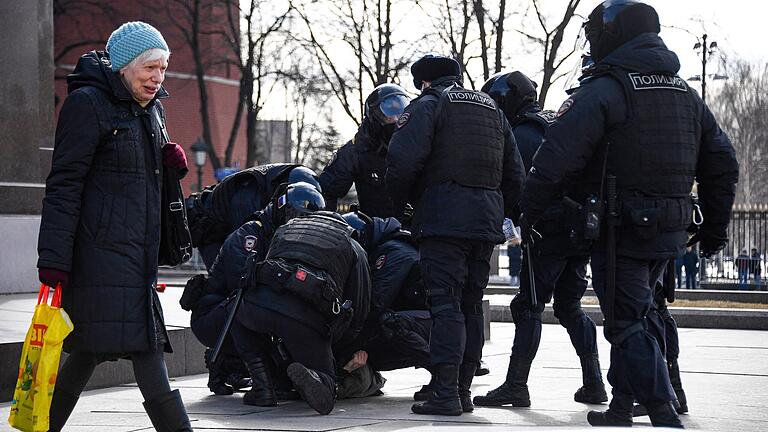 Polizei geht in Moskau gegen Demonstranten vor. Symbolbild für eine verinnerlichte Gewalt, die sich in Russland durch alle Bereich des Lebens zieht? Diese Erklärung einer Korrespondentin aus Moskau rief Leserkritik hervor.