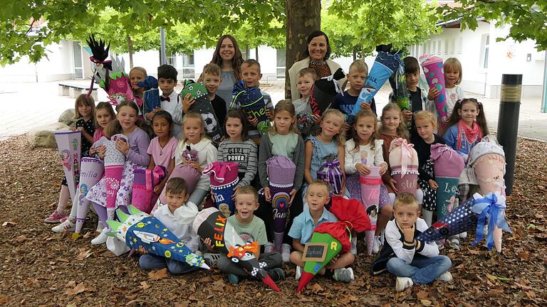 14 Mädchen und zehn Jungen erlebten am Dienstag in der Klasse 1c der Grundschule Haßfurt im Schulhaus Nassachtal ihren ersten Schultag. Klassenlehrerin Susanne Tully (rechts) und Lehramtsanwärterin Linda Eisenacher (links) begleiten die 24 Kinder von nun an schulisch. 14 Mädchen und zehn Jungen erlebten am Dienstag in der Klasse 1c der Grundschule Haßfurt im Schulhaus Nassachtal ihren ersten Schultag. Klassenlehrerin Susanne Tully (rechts) und Lehramtsanwärterin Linda Eisenacher (links) begleiten die 24 Kinder von nun an schulisch.