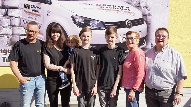 Zum 1. Mai übernimmt Taxi Gaukler Haßfurt in Prappach die Firma Taxi Pfaff aus Zeil. Das Foto entstand bei einem Koordinierungsgespräch in Prappach. Es zeigt (von links) Alexander und Pia Pfaff mit Johnny, Elvis und Emil sowie Christa und Anja Gaukler.