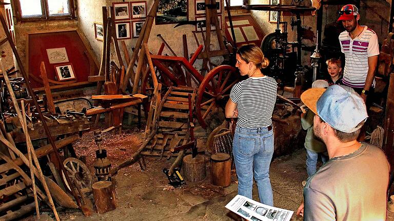 Im Museum in Poppenlauer gibt es viel zu entdecken. Bei der Saisoneröffnung galt es, Jahreszahlen zu finden.       -  Im Museum in Poppenlauer gibt es viel zu entdecken. Bei der Saisoneröffnung galt es, Jahreszahlen zu finden.