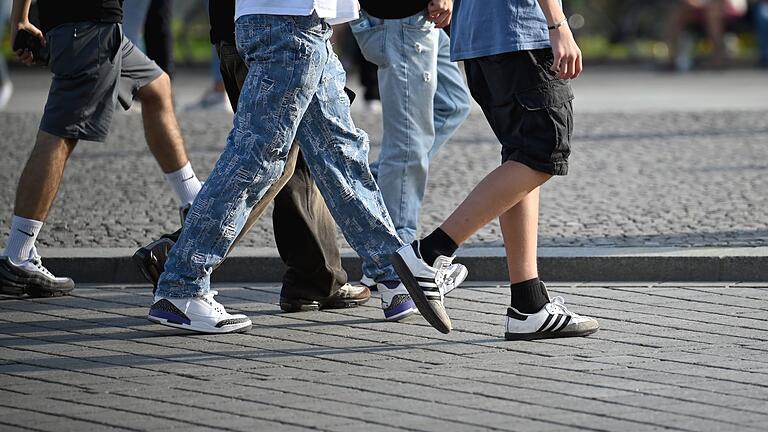 19. Shell Jugendstudie - Junge Männer       -  Vor allem unter jungen Männern beobachten die Forscher einen stärkeren Hang zu rechtem Gedankengut. (Symbolbild)