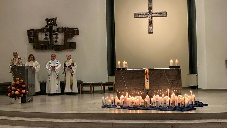 An die 100 Taufkerzen brannten vor dem Altar der Kirche St. Josef in Marktheidenfeld.