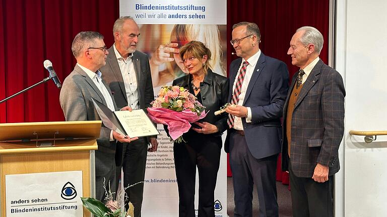 Auf dem Foto Johannes Spielmann, Walter Herberth, Dr. Marco Bambach und  Dr. Hans Neugebauer (von links) überreichen Sabine Kampmann (Mitte) die Graf-zu-Bentheim-Medaille in Gold.