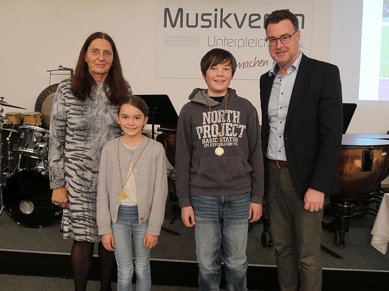 Die stellvertretende Bürgermeisterin Elke Weippert aus Rimpar (links) und Bürgermeister Markus Schenk aus Eibelstadt (rechts) gratulierten die zehnjährige Carlotta Sperlich und Julius Kräml zu ihren unterfränkischen Meistertiteln im 800-Meter-Lauf und Ballwurf beziehungsweise im Kugelstoßen und als Vizemeister im Speerwurf. Die stellvertretende Bürgermeisterin Elke Weippert aus Rimpar (links) und Bürgermeister Markus Schenk aus Eibelstadt (rechts) gratulierten die zehnjährige Carlotta Sperlich und Julius Kräml zu ihren unterfränkischen Meistertiteln im 800-Meter-Lauf und Ballwurf beziehungsweise im Kugelstoßen und als Vizemeister im Speerwurf.