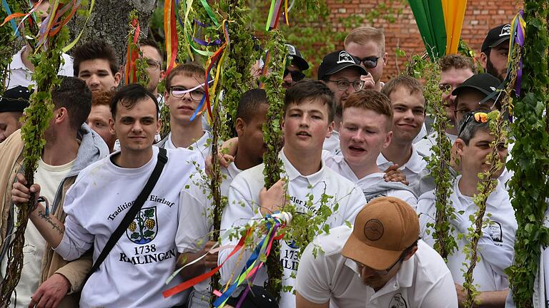 Über 50 junge, unverheiratete Männer nahmen am diesjährigen Eierlauf in Remlingen teil. Traditionell treffen sich die jungen Burschen nach dem Einsammeln der eier am Ostermontag am Schafstall um in einem festlichen Festzug mit der Kapelle Auftakt zum Marktplatz zu ziehen.