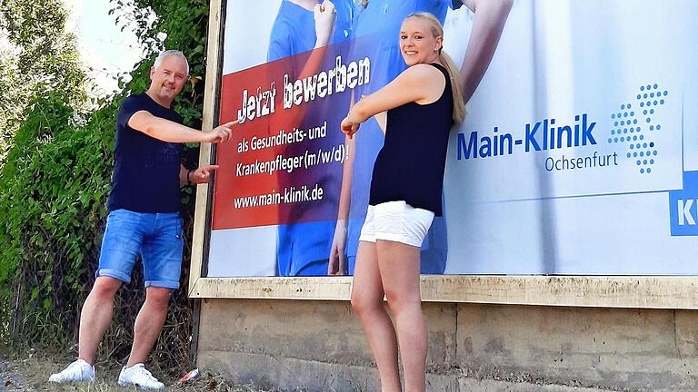 Krankpfleger Lars und Schwester Steffi werben überlebensgroß um neue Kolleginnen und Kollegen für das Ochsenfurter Krankenhaus.