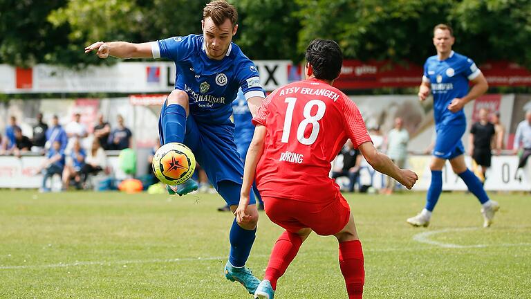 Fabio Bozesan (links) behauptet den Ball gegen Sebastien Döring vom ATSV Erlangen. Am letzten Spieltag der Bayernliga-Saison erzielte Bozesan für den FV 04 Würzburg ein Tor aus 45 Metern Entfernung, das nun zum 'Bayern-Treffer des Monats' Mai nominiert ist.