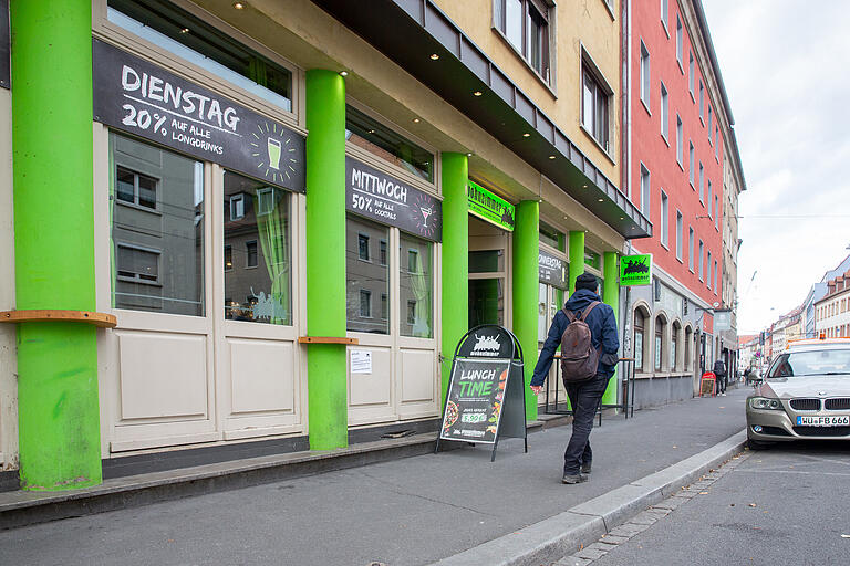 Die Wohnzimmer Bar  in der Sanderstraße in Würzburg strahlt das Spiel am Sonntag auf vier Fernsehern aus.