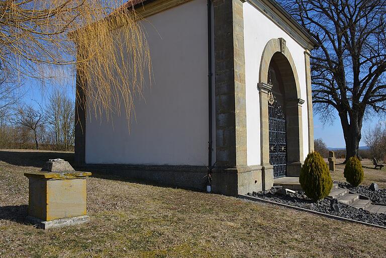 Der Bildstock an der Kreuzkapelle in Großeibstadt liegt zur Restaurierung schon längere Zeit bei der Steinmetzfirma Hippold in Bad Königshofen.