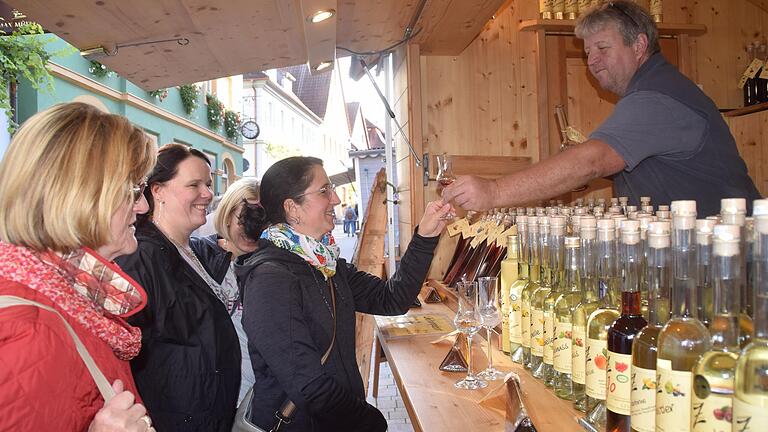 Gute Stimmung herrschte in der Altstadt. An vielen Ständen durften edle Brände oder andere leckere Dinge probiert werden.