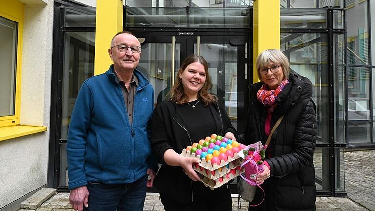 Dorothea Saal vom Diözesancaritasverband (Mitte) spendete 90 Eier für die Ostertüten an den Förderverein Wärmestube. Zweiter Vorsitzender Bernhard Christoph (links) und Schriftführerin Ursula Karl bedankten sich.