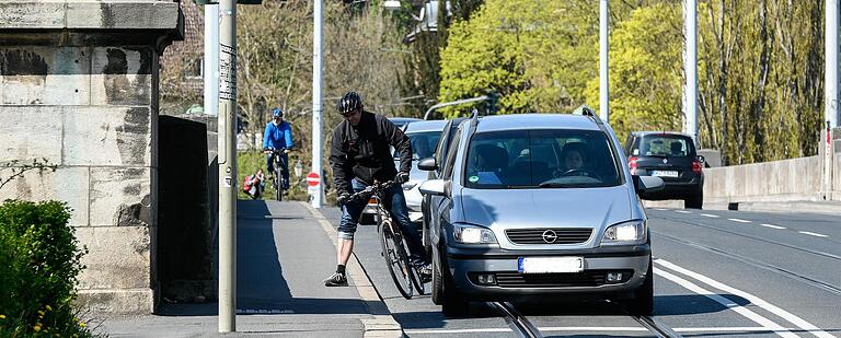 Die Situation für Radfahrer ist auf der Löwenbrücke in Würzburg nach wie vor schwierig.