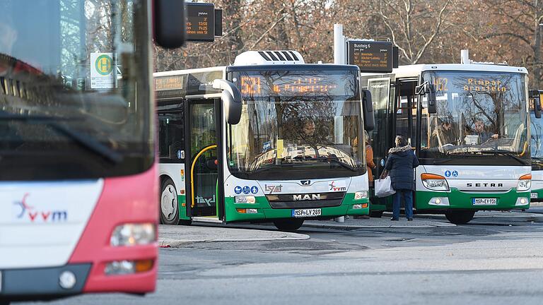 Am Busbahnhof in Würzburg starten Busse in Stadtteile und den Landkreis.