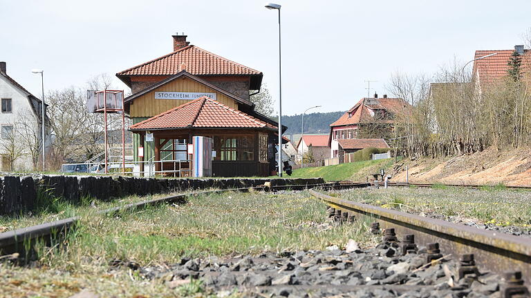 Auf dem Abstellgleis will der Mieter des Stockheimer Bahnhofs in einem historischen Waggon ein Café einrichten.