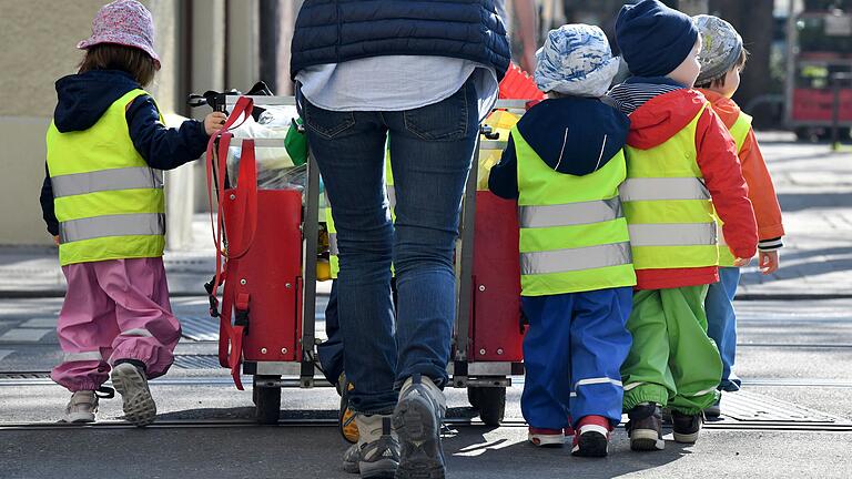 'Die Hütte brennt' bei der Kinderbetreuung in Bayern, warnen Fachleute. Bei der Kita-Qualität gebe es zudem ein Gefälle zwischen dem reicheren Süden und dem ärmeren Norden in Bayern.