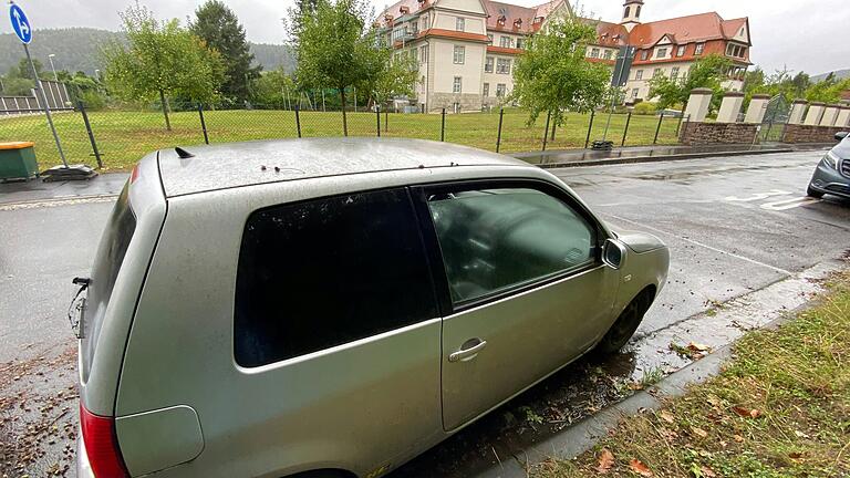 Seit Monaten ist unweit des Aloysianums an der Rodenbacher Straße dieser Kleinwagen abgestellt. Das Kennzeichen ist entstempelt. Der Fall beschäftigt die Behörden, die nach eigenen Angaben derzeit jedoch in diesem Fall keine Handhabe haben.&nbsp;